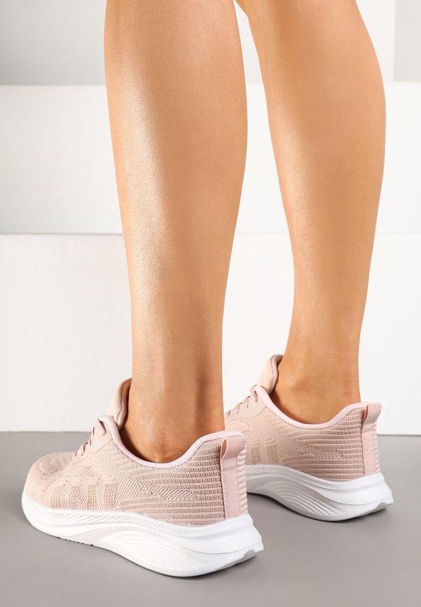 Born2be - Różowe Buty Sportowe Sneakersy Ozdobione Tłoczonymi Paskami Amoselle. Okazja: na co dzień. Zapięcie: pasek. Kolor: różowy. Materiał: jeans. Wzór: aplikacja. Obcas: na płaskiej podeszwie