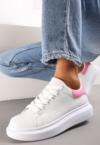 Renee - Biało-Różowe Sznurowane Sneakersy na Grubej Podeszwie Wicky. Kolor: biały