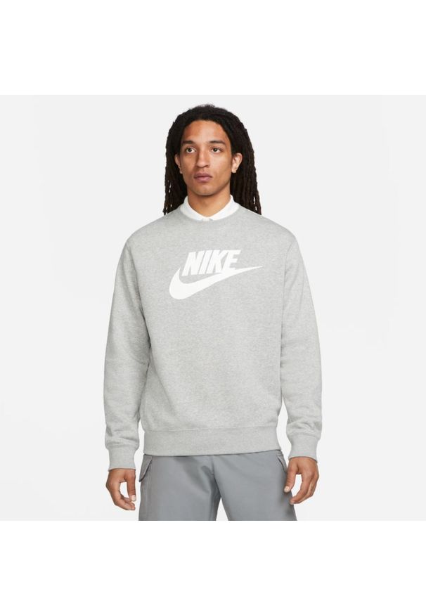 Nike - Bluza Club Graphic Rozmiar M Szary - DQ4912-063. Kolor: szary. Materiał: dzianina. Wzór: aplikacja. Sport: fitness