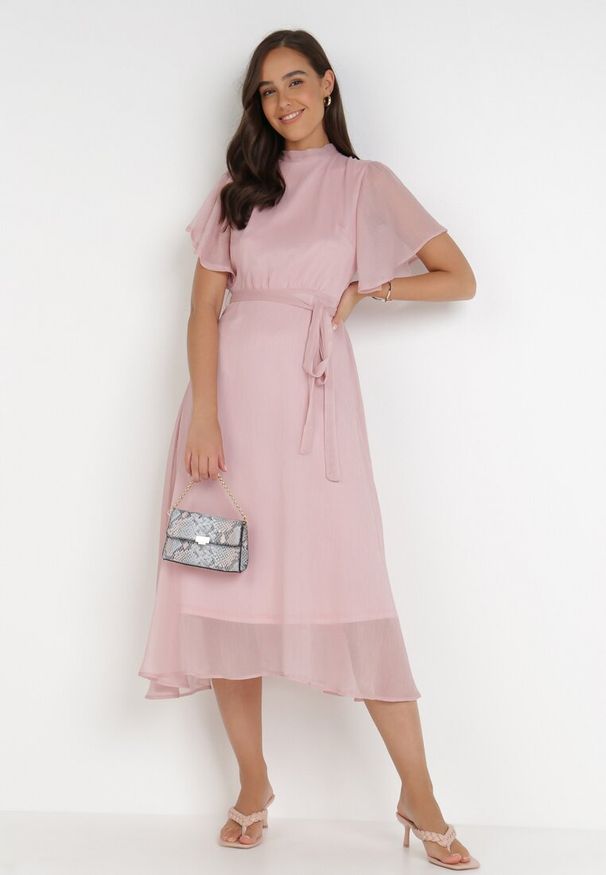 Born2be - Różowa Sukienka o Rozkloszowanym Kroju z Wiązaniem Acsophia. Kolor: różowy. Materiał: materiał, tkanina. Długość rękawa: krótki rękaw. Styl: wizytowy, elegancki. Długość: midi