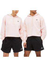 Bluza New Balance UT21502PIE - różowa. Typ kołnierza: kaptur. Kolor: różowy. Materiał: tkanina. Wzór: aplikacja. Styl: sportowy, klasyczny