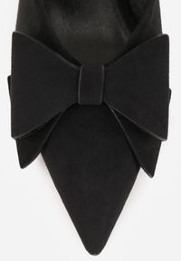 Born2be - Czarne Klapki na Szpilce Typu Mule Ozdobione Kokardką Lorailea. Nosek buta: otwarty. Kolor: czarny. Materiał: zamsz, skóra. Wzór: aplikacja. Sezon: lato. Obcas: na szpilce. Wysokość obcasa: średni #4