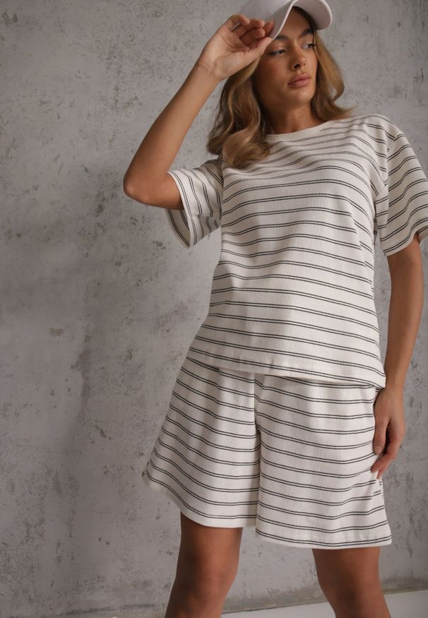 Renee - Biało-Czarny T-shirt z Bawełny Ozdobiony Poziomymi Paskami Nautida. Okazja: na co dzień. Kolor: czarny. Materiał: bawełna. Wzór: aplikacja. Styl: casual