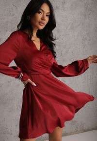 Renee - Czerwona Bawełniana Sukienka VICES z Satyny z Kopertowym Dekoltem Cunelia. Okazja: na co dzień. Typ kołnierza: dekolt kopertowy. Kolor: czerwony. Materiał: satyna, bawełna. Długość rękawa: długi rękaw. Typ sukienki: kopertowe. Styl: casual, elegancki #2