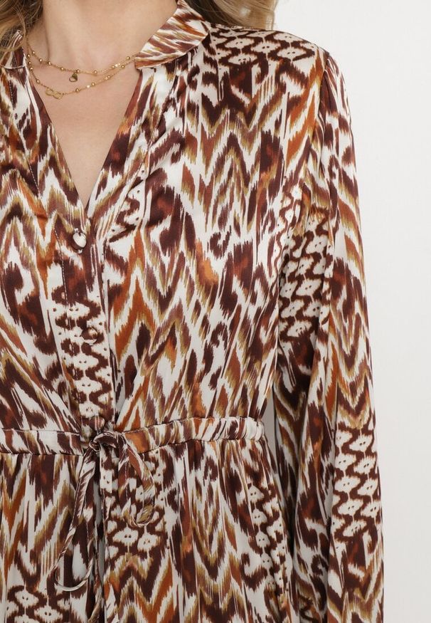 Born2be - Żółta Rozkloszowana Sukienka z Paskiem w Talii i Falbanką Zapinana na Guziki Loremarie. Okazja: na co dzień. Kolor: żółty. Wzór: aplikacja. Typ sukienki: proste. Styl: casual, elegancki