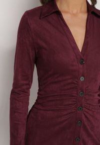 Born2be - Bordowa Koszulowa Sukienka z Imitacji Zamszu z Marszczeniem w Talii Eselea. Okazja: na co dzień. Typ kołnierza: kołnierzyk klasyczny, dekolt w serek. Kolor: czerwony. Materiał: zamsz. Typ sukienki: koszulowe. Styl: klasyczny, casual, elegancki #2