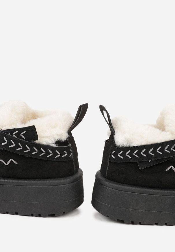 Born2be - Czarne Śniegowce na Grubej Podeszwie z Frędzlami i Haftem Linodis. Okazja: na co dzień, na spacer. Kolor: czarny. Materiał: jeans. Wzór: haft. Sezon: jesień. Styl: casual