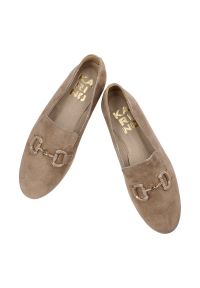 Beżowe Półbuty Karino Modne Obuwie Damskie. Okazja: na co dzień. Kolor: beżowy. Materiał: zamsz, skóra. Szerokość cholewki: normalna. Wzór: aplikacja. Styl: klasyczny, casual, elegancki #3