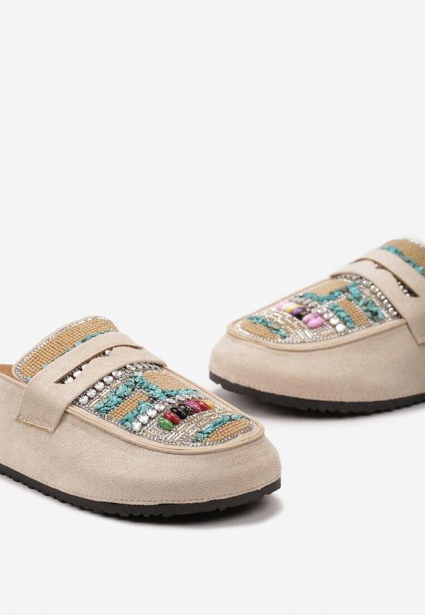 Renee - Beżowe Klapki Mule z Koralikami na Zakrytym Nosku Aserhia. Kolor: beżowy. Wzór: aplikacja, kolorowy. Styl: boho