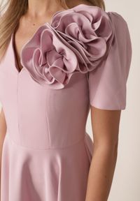 Born2be - Różowa Elegancka Rozkloszowana Sukienka z Kwiatem 3D Eugorus. Kolor: różowy. Wzór: kwiaty. Styl: elegancki #2