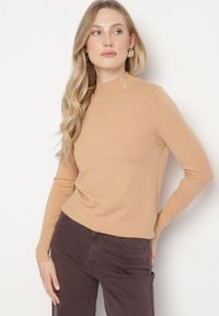 Born2be - Ciemnobeżowy Dopasowany Golf z Aplikacjami przy Dekolcie i Rękawach Unella. Typ kołnierza: golf. Kolor: beżowy. Materiał: jeans. Wzór: aplikacja. Styl: elegancki