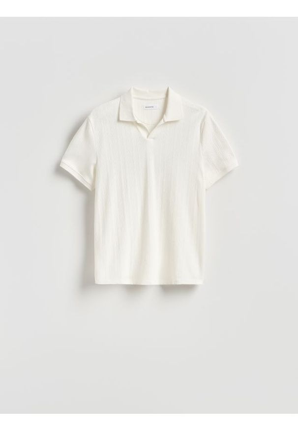 Reserved - Bawełniana koszulka polo - złamana biel. Typ kołnierza: polo. Materiał: bawełna