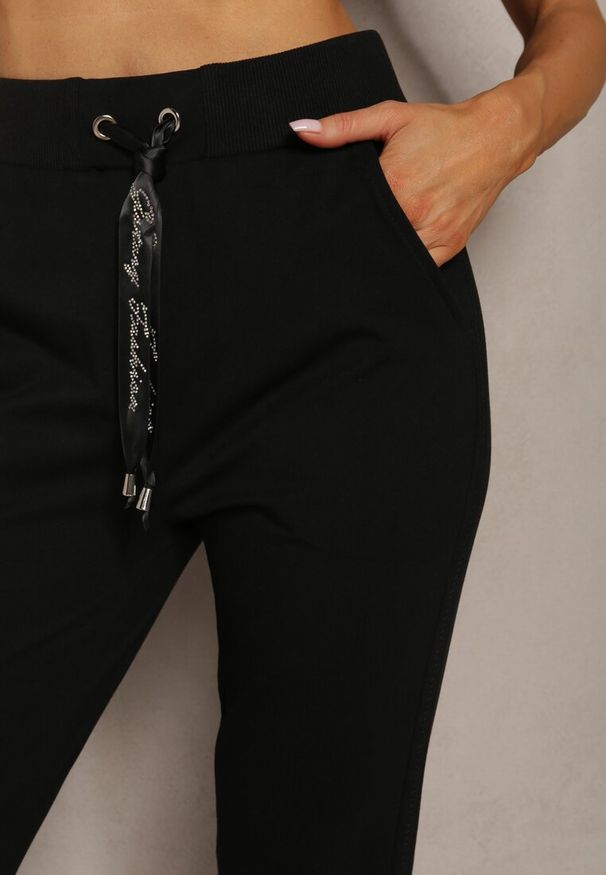 Renee - Czarne Dresowe Spodnie High Waist z Błyszczącym Sznurkiem w Pasie Darciasa. Okazja: na co dzień. Stan: podwyższony. Kolor: czarny. Materiał: dresówka. Styl: casual