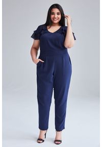 Moda Size Plus Iwanek - Granatowy kombinezon Patrycja duże rozmiary OVERSIZE PLUS SIZE LATO. Okazja: na co dzień, na spotkanie biznesowe. Kolekcja: plus size. Kolor: niebieski. Materiał: skóra, wiskoza, elastan, tkanina, włókno. Długość rękawa: krótki rękaw. Długość: krótkie. Sezon: lato. Styl: biznesowy, casual, klasyczny, elegancki #1