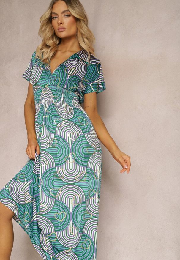 Renee - Zielona Sukienka z Wiskozy w Stylu Boho z Krótkim Rękawem i Gumką w Talii Urisa. Kolor: zielony. Materiał: wiskoza. Długość rękawa: krótki rękaw. Sezon: lato. Styl: boho