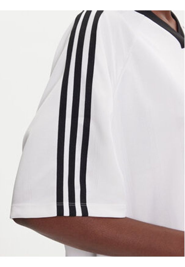 Adidas - adidas Sukienka codzienna adicolor Football Jacquard KB8153 Biały Oversize. Okazja: na co dzień. Kolor: biały. Materiał: syntetyk. Typ sukienki: oversize, proste. Styl: casual