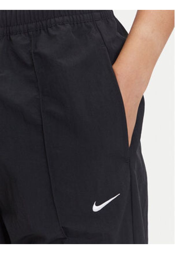 Nike Spodnie dresowe Trend FQ3588 Czarny Relaxed Fit. Kolor: czarny. Materiał: syntetyk