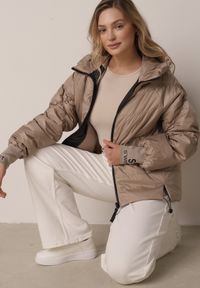 Born2be - Ciemnobeżowa Przejściowa Kurtka Pikowana z Kapturem i Napisami na Rękawach Althone. Okazja: na co dzień. Typ kołnierza: kaptur. Kolor: beżowy. Materiał: poliester. Wzór: napisy. Styl: casual #6