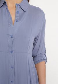 Born2be - Niebieska Sukienka Controllable. Okazja: na co dzień. Kolor: niebieski. Długość rękawa: długi rękaw. Typ sukienki: rozkloszowane, szmizjerki. Styl: klasyczny, casual. Długość: maxi #4