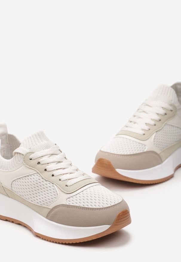 Renee - Beżowe Sneakersy ze Skarpetkową Cholewką i Ozdobnym Sznurowaniem na Grubej Podeszwie Pirtia. Kolor: beżowy. Szerokość cholewki: normalna