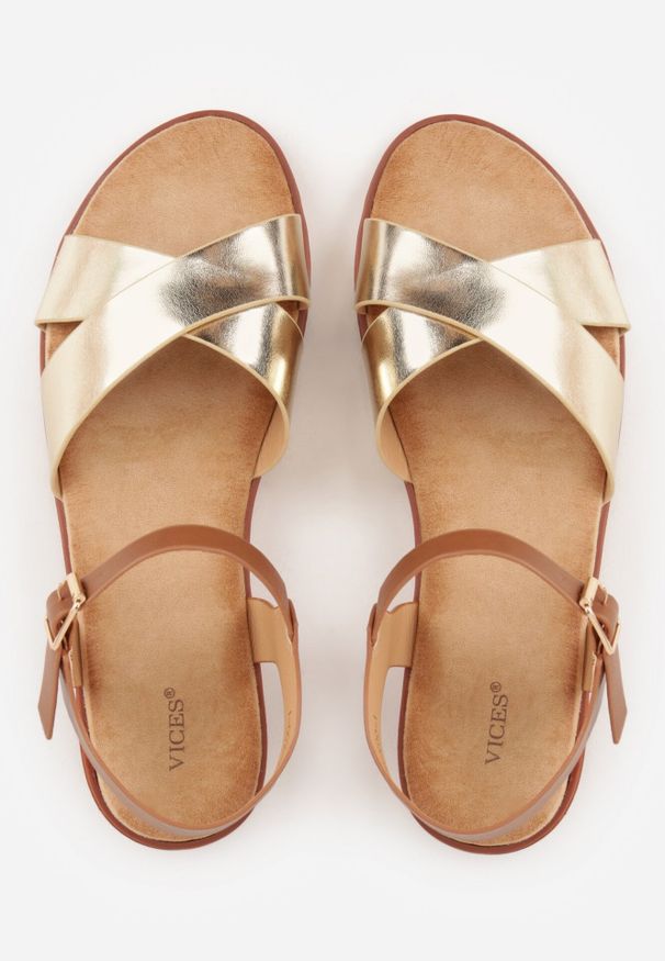 Born2be - Złote Sandały VICES na Płaskiej Podeszwie z Paskiem w Kształcie X Doriven. Okazja: na co dzień, na randkę, na spacer. Zapięcie: pasek. Kolor: złoty. Materiał: len. Sezon: lato. Obcas: na płaskiej podeszwie. Styl: elegancki, casual