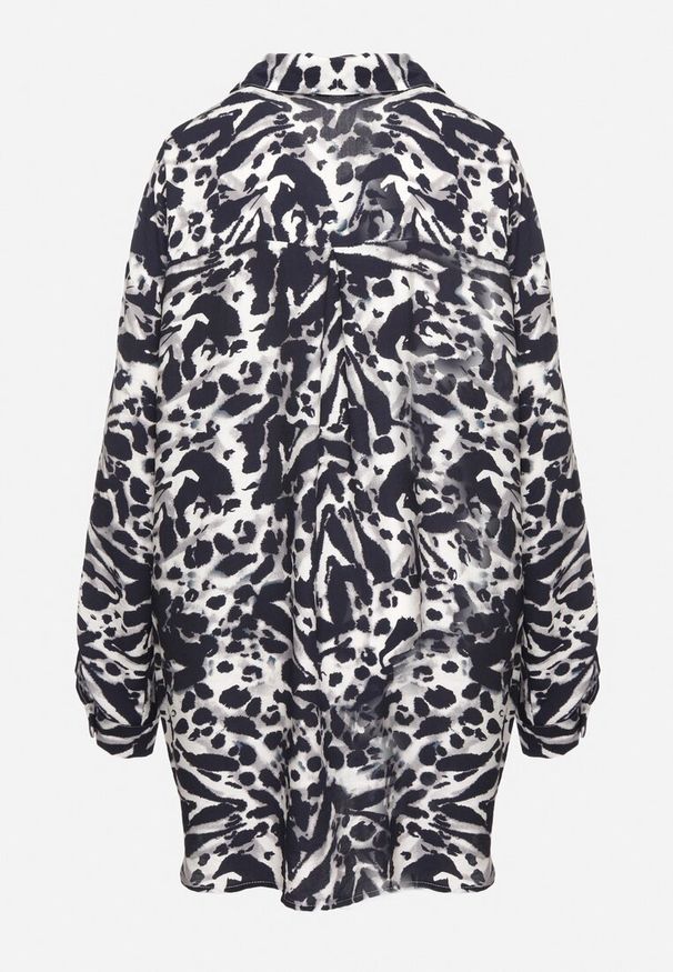 Born2be - Granatowa Wiskozowa Koszula z Lnem Ozdobiona Geometrycznym Wzorem Emirelae. Okazja: na spotkanie biznesowe. Typ kołnierza: dekolt w kształcie V. Kolor: niebieski. Materiał: wiskoza, len. Długość rękawa: długi rękaw. Długość: długie. Wzór: aplikacja, geometria. Styl: biznesowy, klasyczny