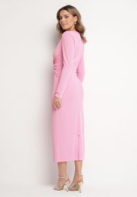 Born2be - Różowa Koktajlowa Sukienka z Kopertowym Dekoltem i Usztywnioną Linią Ramion Ulsedi. Typ kołnierza: dekolt kopertowy. Kolor: różowy. Typ sukienki: kopertowe. Styl: wizytowy #4