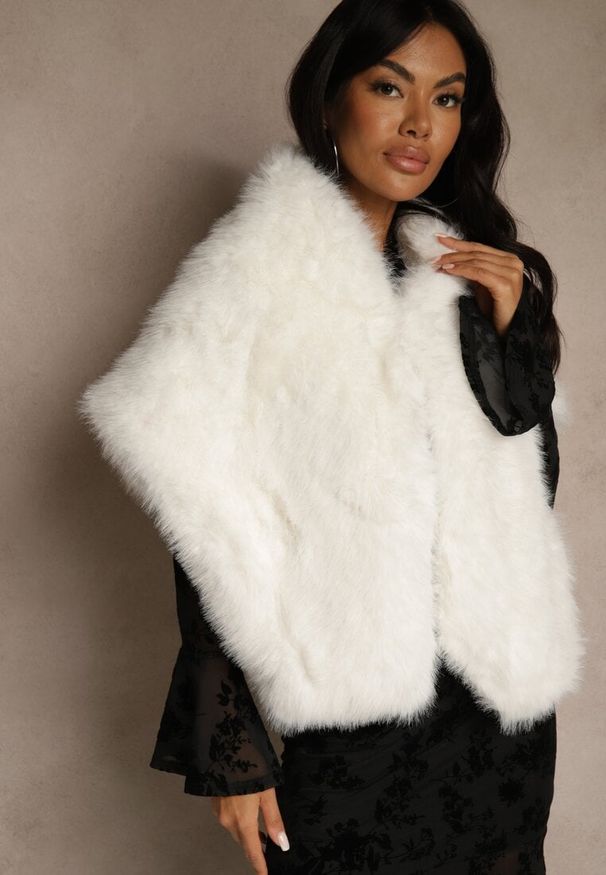 Renee - Białe Futerkowe Ponczo Szal Typu Etola Aezney. Okazja: na imprezę. Kolor: biały. Materiał: satyna. Styl: elegancki, wizytowy