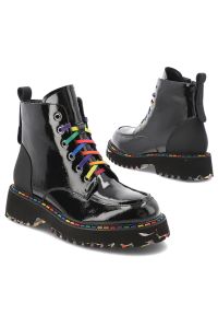 Czarne Trapery Artiker Modne Buty Damskie. Kolor: czarny. Materiał: jeans, lakier, skóra. Wzór: kolorowy. Sezon: zima, jesień. Obcas: na platformie #7