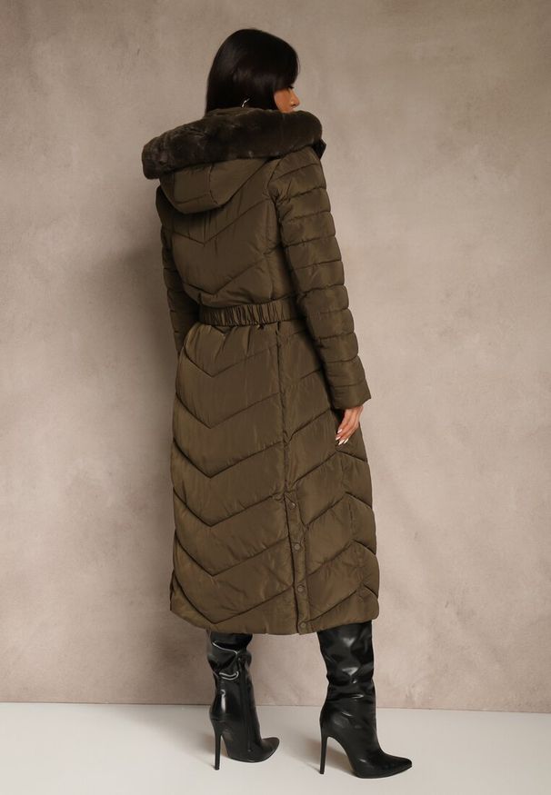 Renee - Ciemnozielona Zimowa Kurtka Pikowana o Długim Kroju z Paskiem i Kapturem z Futrem Retarda. Kolor: zielony. Materiał: futro. Długość: długie. Sezon: zima. Styl: street