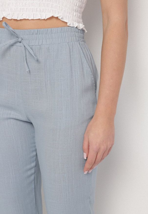 Born2be - Niebieskie Spodnie z Lnem Ozdobione Sznurkiem Naterella. Okazja: na co dzień. Kolor: niebieski. Materiał: len. Wzór: aplikacja. Sezon: lato. Styl: elegancki, casual