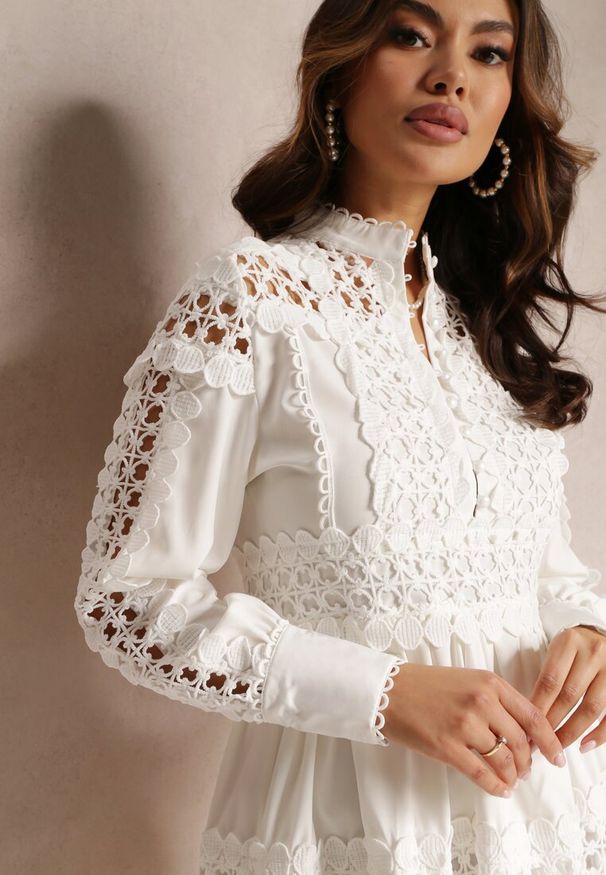 Renee - Biała Koronkowa Sukienka z Ozdobnym Dekoltem Sweeney. Kolor: biały. Materiał: koronka. Długość rękawa: długi rękaw