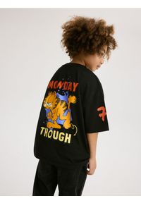 Reserved - T-shirt oversize Garfield - czarny. Kolor: czarny. Materiał: dzianina, bawełna