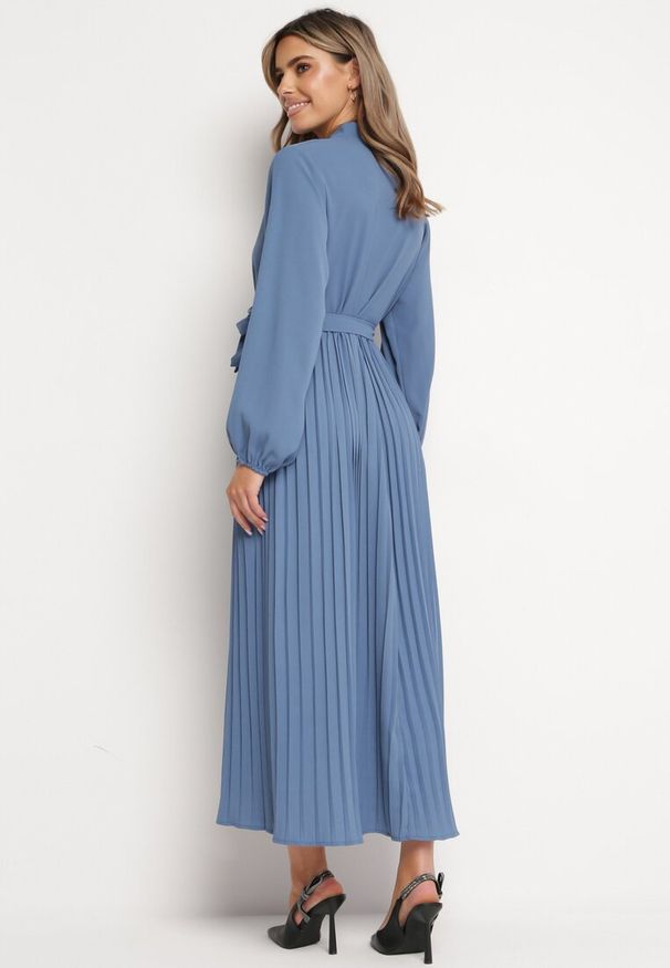 Born2be - Niebieska Rozkloszowana Sukienka Maxi z Plisowanym Dołem i Wiązanym Paskiem Nollira. Kolor: niebieski. Materiał: materiał. Długość rękawa: długi rękaw. Typ sukienki: plisowane. Styl: elegancki. Długość: maxi