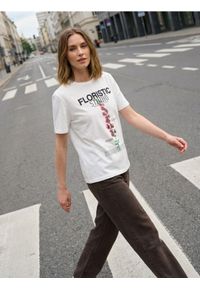 Sinsay - Koszulka z nadrukiem - kremowy. Kolor: kremowy. Wzór: nadruk #1