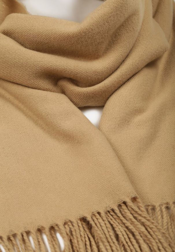 Born2be - Ciemnobeżowy Gładki Szalik z Frędzlami Vetiela. Okazja: na co dzień. Kolor: beżowy. Materiał: jeans. Wzór: gładki. Sezon: zima, jesień. Styl: casual, elegancki