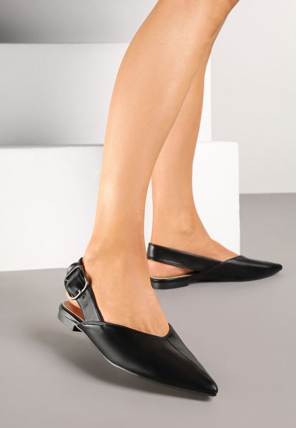 Renee - Czarne Sandały Typu Slingback Ozdobione Klamrą Banelias. Okazja: na co dzień. Zapięcie: klamry. Kolor: czarny. Materiał: jeans. Wzór: aplikacja. Sezon: lato, wiosna. Styl: wizytowy, casual, klasyczny