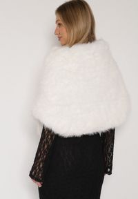 Born2be - Białe Ponczo Etola z Futerka w Stylu Szala Cahreva. Okazja: na wesele, na ślub cywilny, na imprezę. Kolor: biały. Materiał: futro. Styl: klasyczny, elegancki #4