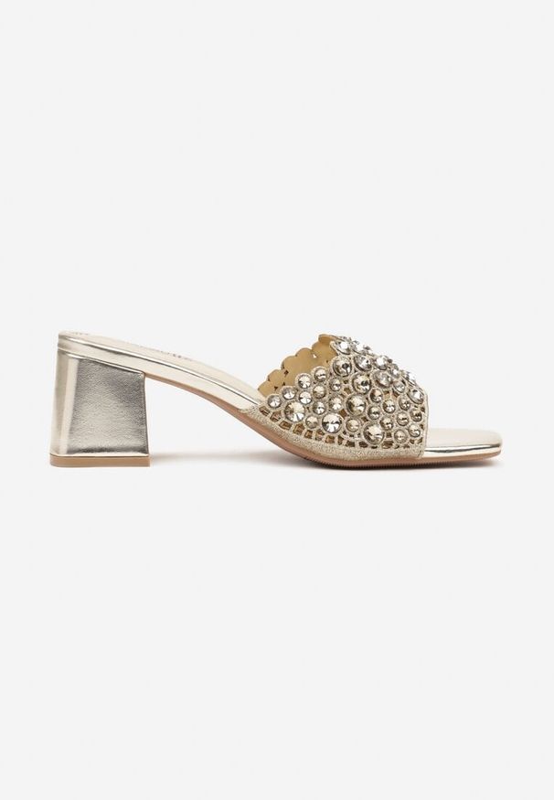 Renee - Złote Eleganckie Klapki na Słupku z Kryształkami i Cyrkoniami Selorin. Kolor: złoty. Materiał: satyna. Sezon: lato. Obcas: na słupku. Styl: elegancki