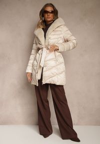Renee - Beżowa Kurtka z Pikowanym Przeszyciami Wiązanym Paskiem i Kapturem z Futrem Fenida. Kolor: beżowy. Materiał: futro. Styl: elegancki #8