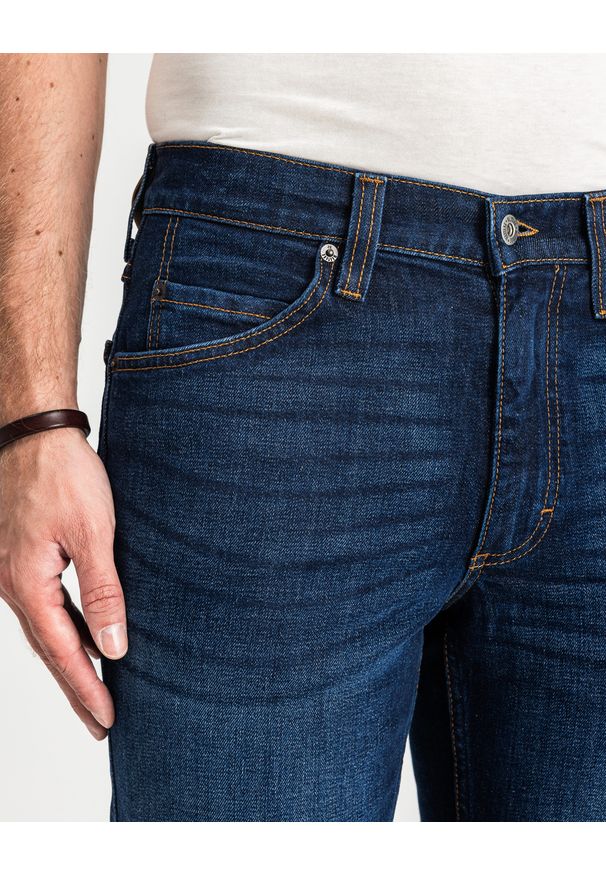 Mustang - MUSTANG TRAMPER TAPERED MĘSKIE SPODNIE JEANSOWE JEANSY DŻINSY DENIM BLUE 1015352 5000 982. Okazja: na co dzień. Wzór: kolorowy. Sezon: zima. Styl: elegancki, casual, klasyczny