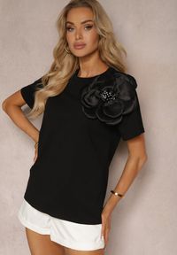 Renee - Czarna Casualowa Bluzka z Bawełny Ozdobiona Kwiatem 3D i Cyrkoniami Renvia. Okazja: na co dzień. Kolor: czarny. Materiał: bawełna. Długość rękawa: krótki rękaw. Długość: krótkie. Wzór: aplikacja, kwiaty. Styl: casual #3