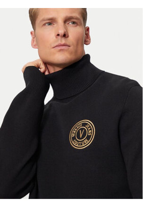 Versace Jeans Couture Golf 77GAFM07 Czarny Regular Fit. Typ kołnierza: golf. Kolor: czarny. Materiał: bawełna