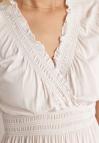 Born2be - Jasnobeżowa Bawełniana Sukienka z Kopertowym Dekoltem w Stylu Boho Rissasie. Okazja: na co dzień. Kolor: beżowy. Materiał: bawełna. Typ sukienki: kopertowe. Styl: boho #7
