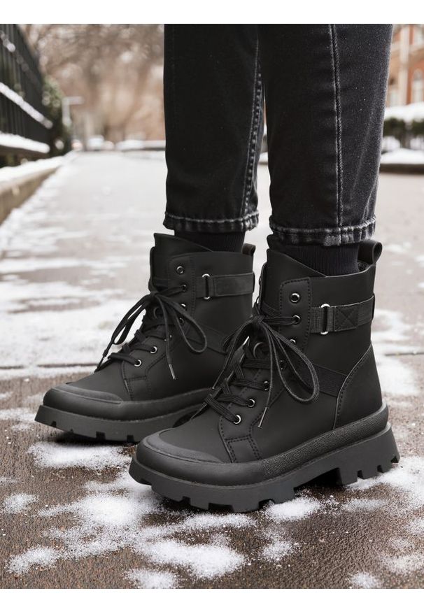 Sinsay - Botki z imitacji skóry - czarny. Kolor: czarny. Materiał: skóra