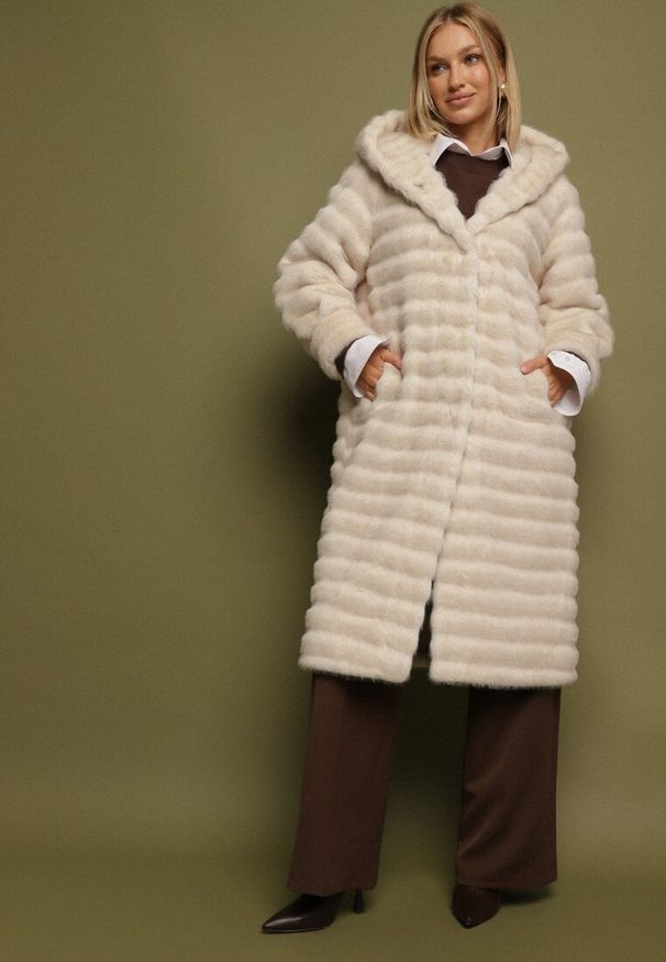 Born2be - Beżowy Futrzany Płaszcz w Pikowany Wzór z Kapturem Esarra. Okazja: do pracy, na spacer, na co dzień, na spotkanie biznesowe. Typ kołnierza: kaptur. Kolor: beżowy. Materiał: futro. Długość: długie. Styl: casual, elegancki, biznesowy