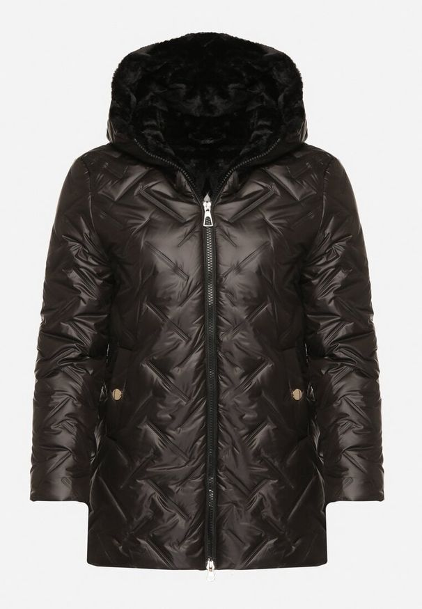 Born2be - Czarna Pikowana Kurtka z Kapturem i Futrzaną Wyściółką Navea. Okazja: na co dzień, na spotkanie biznesowe, do pracy. Typ kołnierza: kaptur. Kolekcja: plus size. Kolor: czarny. Materiał: futro. Wzór: ze splotem. Styl: biznesowy, casual