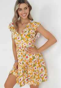 Born2be - Żółta Sukienka Mini z Wiskozy z Gumką w Pasie i Falbankami Nidi. Typ kołnierza: kołnierz z falbankami. Kolor: żółty. Materiał: wiskoza. Długość: mini #1