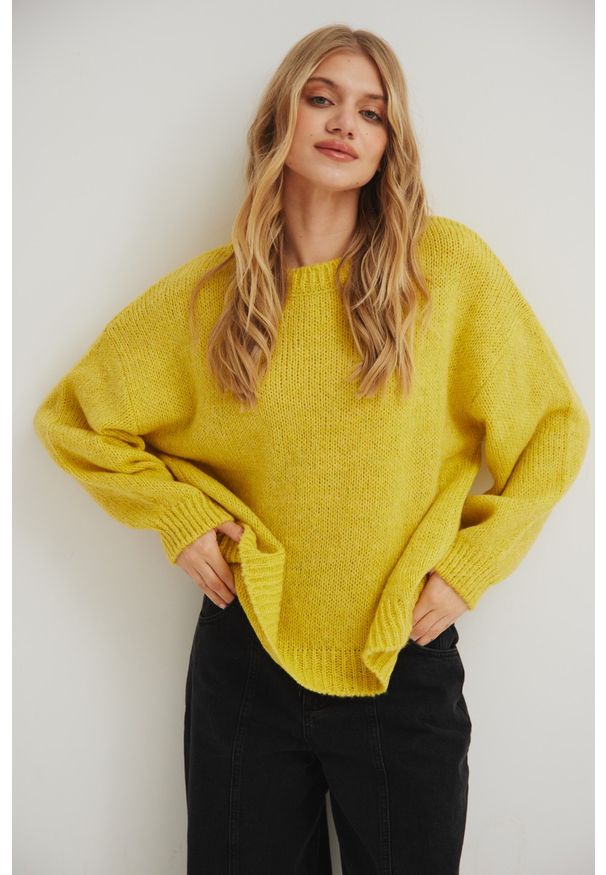 Marsala - Sweter oversize z bufiastymi rękawami w kolorze LEMON - RIVERO. Okazja: na co dzień. Materiał: wełna, akryl. Sezon: zima, lato, jesień, wiosna. Styl: casual