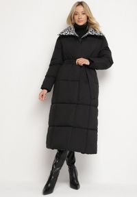 Born2be - Czarno-Szara Pikowana Kurtka o Długim Kroju z Kołnierzem w Panterkę i Wiązanym Paskiem Silfezi. Okazja: na co dzień. Kolor: czarny. Materiał: jeans. Długość rękawa: długi rękaw. Długość: długie. Wzór: motyw zwierzęcy. Styl: casual, elegancki #1